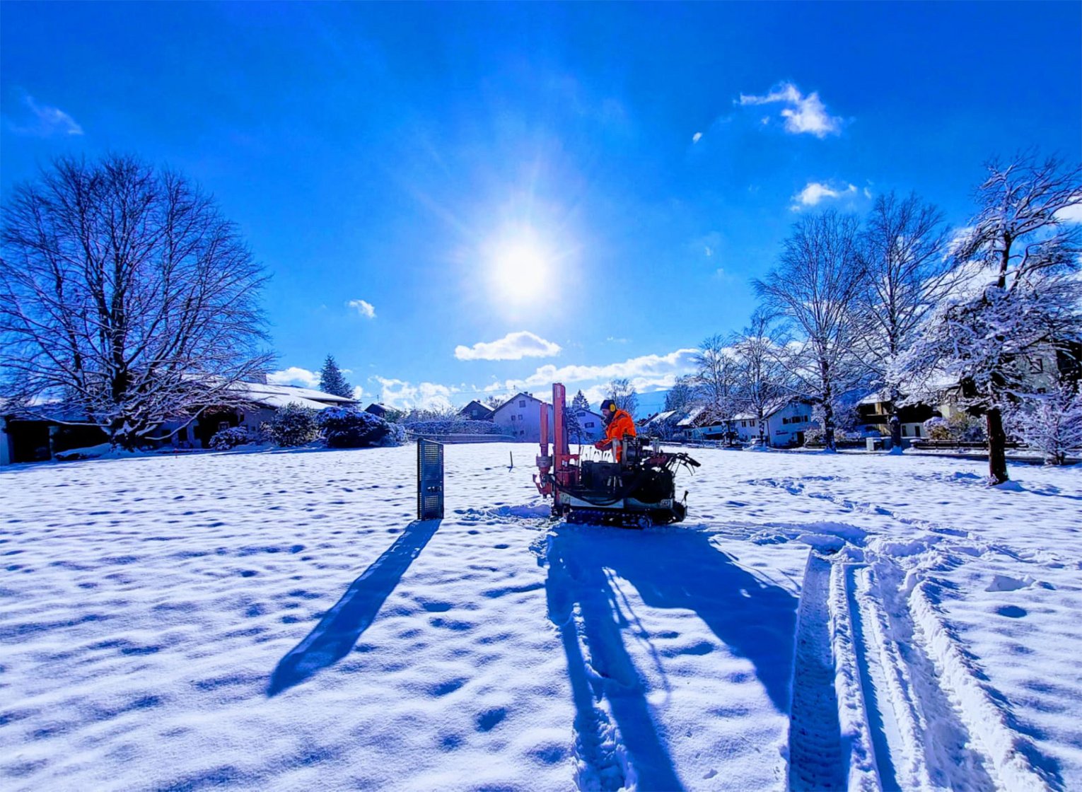 Kleinbohrung Kleinbohrung in schneebedeckter Landschaft, im Hintergrund blauer Himmel.